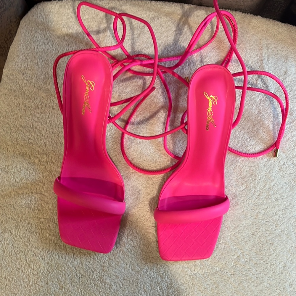 New size 10 hot pink heel